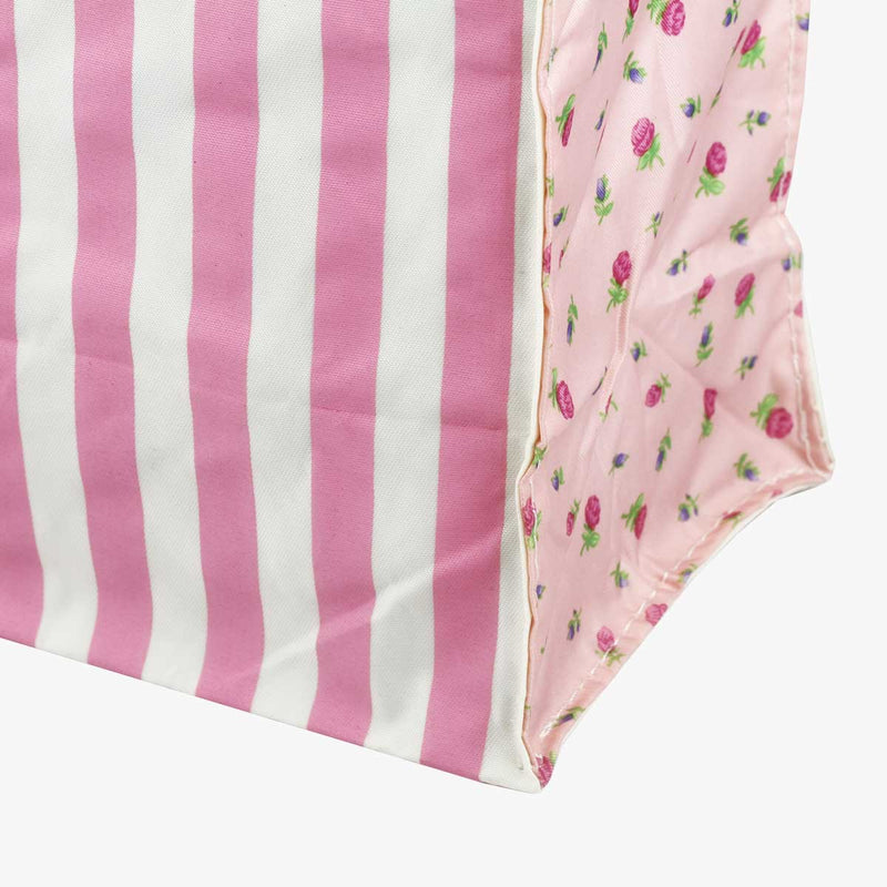 粉色柔和立體袋，特寫。