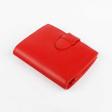 耀眼紅簡約短夾，進口PU仿皮紋 特色﹘烙印LOGO、可容納 2-4 張卡、壓扣零錢袋、穿入式舌帶。