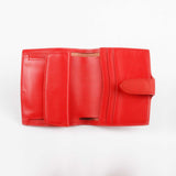 耀眼紅簡約短夾，進口PU仿皮紋 特色﹘烙印LOGO、可容納 2-4 張卡、壓扣零錢袋、穿入式舌帶。