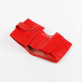 耀眼紅簡約短夾，進口PU仿皮紋 特色﹘烙印LOGO、可容納 2-4 張卡、壓扣零錢袋、穿入式舌帶。