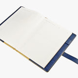 封面採用獨特的蛇紋PU皮革 &nbsp; 深邃的紋路增添筆記本的立體觸感 推薦給喜歡奢華觸感的客戶 除了蛇紋的款式 另外提供簡約變色PU紋 質感樸素，適合喜愛簡約風格的客戶 我們的外觀多元化也具備實用性 是專為追求品質與環保的您而設計