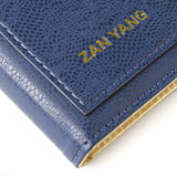 封面採用獨特的蛇紋PU皮革 &nbsp; 深邃的紋路增添筆記本的立體觸感 推薦給喜歡奢華觸感的客戶 除了蛇紋的款式 另外提供簡約變色PU紋 質感樸素，適合喜愛簡約風格的客戶 我們的外觀多元化也具備實用性 是專為追求品質與環保的您而設計