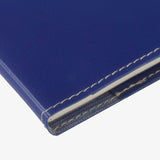 撞色系封套工商日誌，藍與黃搭配，多功能內側口袋、PVC透明名片袋，特寫