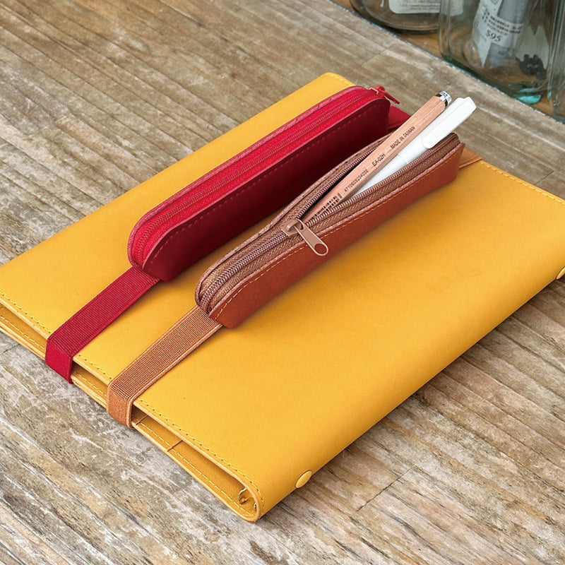 超纖皮革筆袋綁書帶，多色可選、超柔軟不褪色、進口超纖皮革、拉鍊筆袋。