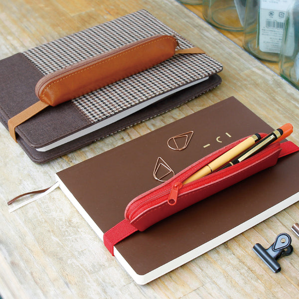 超纖皮革筆袋綁書帶，多色可選、超柔軟不褪色、進口超纖皮革、拉鍊筆袋。