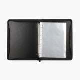 品名﹘拉鍊款交屋包 材質﹘進口PU仿皮紋．Logo烙印 特色﹘壓印、A4資料袋四孔活頁、名片袋、拉鍊