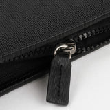 品名﹘拉鍊款交屋包 材質﹘進口PU仿皮紋．Logo烙印 特色﹘壓印、A4資料袋四孔活頁、名片袋、拉鍊