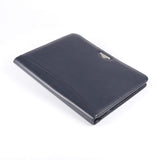 材質﹘進口PU仿皮紋． 烙印．金屬LOGO 特色﹘壓印、金屬配件、拉鍊、立體資料袋、A4資料袋四孔活頁夾、開窗名片套、拉鍊資料袋、筆插、存款本袋