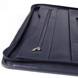 材質﹘進口PU仿皮紋． 烙印．金屬LOGO 特色﹘壓印、金屬配件、拉鍊、立體資料袋、A4資料袋四孔活頁夾、開窗名片套、拉鍊資料袋、筆插、存款本袋