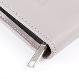 品名﹘拉鍊交屋包 材質﹘進口PU仿皮紋． 烙印．金屬LOGO 特色﹘壓印、燙色、金屬銘板、拉鍊、立體資料袋、A4資料袋三孔活頁夾、開窗名片套、A4資料袋、筆插