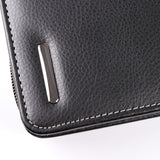 品名﹘拉鍊交屋包 材質﹘進口PU仿皮紋． 烙印．金屬LOGO 特色﹘壓印、燙色、金屬銘板、拉鍊、立體資料袋、A4資料袋三孔活頁夾、開窗名片套、A4資料袋、筆插