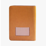 焦糖棕PU仿皮交屋包，拉鍊交屋包、進口PU仿皮紋、壓印、拉鍊、鑰匙牌皮扣。