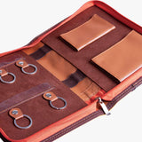 焦糖棕PU仿皮交屋包，拉鍊交屋包、進口PU仿皮紋、壓印、拉鍊、鑰匙牌皮扣。