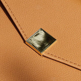 簡約時尚工商日誌，內層柔滑 PU皮紋、筆插、多功能內側口袋、磁吸五金書扣。