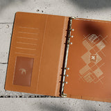 簡約時尚工商日誌，筆插、多功能內側口袋、磁吸五金書扣。