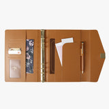 簡約時尚工商日誌，內層柔滑 PU皮紋、筆插、多功能內側口袋、磁吸五金書扣。