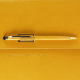 雙功能設計工商日誌，多色可選、筆插、多功能內側口袋、磁吸五金書扣。