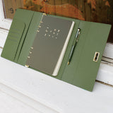 雙功能設計工商日誌，多色可選、筆插、多功能內側口袋、磁吸五金書扣。