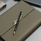 中性簡約設計工商日誌，內層柔滑 PU皮紋、筆插、多功能內側口袋、磁吸五金書扣。