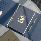 中性簡約設計工商日誌，內層柔滑 PU皮紋、筆插、多功能內側口袋、磁吸五金書扣。