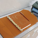 莫蘭迪配色工商日誌，32K活頁三折款、內層柔滑 PU皮紋、筆插 、多功能內側口袋、磁吸五金書扣。