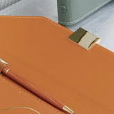 莫蘭迪配色工商日誌，焦糖棕、內層柔滑 PU皮紋、進口PU荔枝皮紋、筆插。