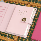 輕奢簡約工商日誌，多色可選、小巧精緻、進口PU荔枝皮紋、多功能內測口袋。