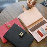 輕奢簡約工商日誌，多色可選、小巧精緻、進口PU荔枝皮紋、多功能內測口袋。