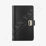 選用進口仿皮紋材質 搭配精心設計的書扣 進一步提升了高級氛圍