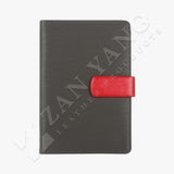 封面採用雅致的牙籤紋 搭配引人注目的紅色書扣 簡約設計中散發亮眼的色彩