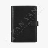 選用進口PU牙籤皮紋材質<br>搭配立體凹凸設計 質感獨具特色<br>整體以經典黑色為主 簡約卻極具魅力