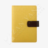 明亮生動的黃色 搭配仿牙籤紋路 使外觀有層次 觸感更加立體 內部設有名片夾 方便收納多款名片