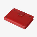 五金書扣採用了經典的單結設計 搭配迷人的紅色荔枝皮紋 內袋有多功能收納 隨時拿取方便