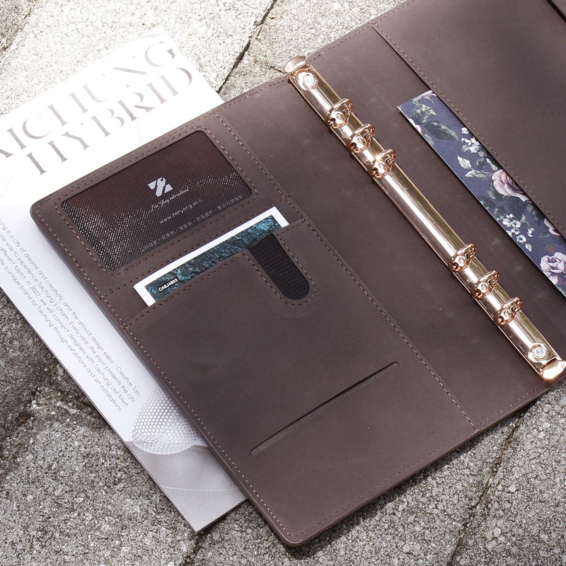 日式簡約線條工商日誌，夾具、款式多色可選、仿麂皮PU皮紋、筆插、多功能內側口袋。