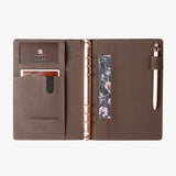 日式簡約線條工商日誌，夾具、款式多色可選、仿麂皮PU皮紋、筆插、多功能內側口袋。