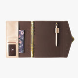 獨創五金書扣工商日誌，進口PU皮紋、淋膜帆布、多功能內側口袋、磁吸式五金書扣。