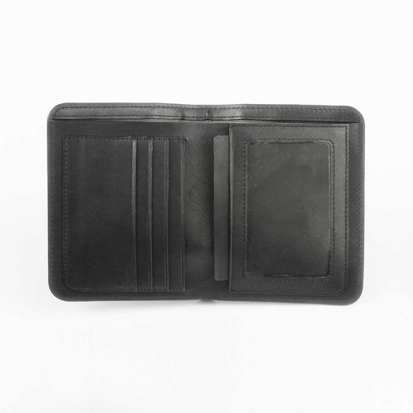 經典黑短夾，進口PU仿皮紋、烙印LOGO、可容納 6-8 張卡、開窗名片夾。