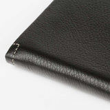 時尚精品短夾，進口PU仿皮紋、烙印LOGO、可容納5-8張卡、開窗名片袋。