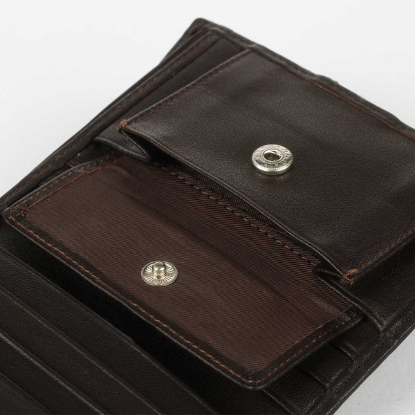 巧克力棕壓扣短夾，進口PU仿皮紋、烙印LOGO、多功能內袋、壓扣舌帶、壓扣零錢袋。