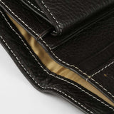 新穎壓扣舌帶短夾，進口PU仿皮紋、金屬LOGO、金屬配件、多功能內袋、開窗名片袋、壓扣舌帶、壓扣零錢袋