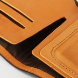 創意壓扣舌帶短夾，進口PU仿皮紋、烙印LOGO、開窗名片袋、多功能內袋、壓扣舌帶、SD卡袋、金屬配件。