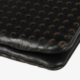 洞洞簡約短夾，進口PU仿皮紋、烙印LOGO、可容納 6-8 張卡。