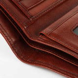 精緻皮革短夾，烙印LOGO、開窗名片袋、多功能內袋。