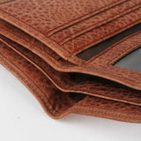 優質皮革短夾，進口PU仿皮紋、烙印LOGO、開窗名片袋、多功能內袋。