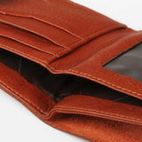 微醺紅精緻皮革短夾，進口PU仿皮紋、烙印LOGO、正面。