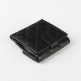 小巧格菱紋短夾，進口PU仿皮紋、金屬LOGO、烙印LOGO+上金、多功能內袋、壓扣零錢袋、扣舌帶。