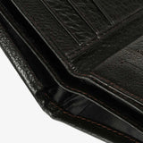 時尚精品短夾，進口PU仿皮紋、烙印LOGO、可容納5-8張卡、開窗名片袋。