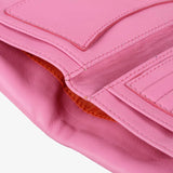 柔玫粉嫩短夾，短皮夾 、進口PU仿皮紋、烙印LOGO、多功能內袋、拉鍊零錢袋、手腕帶扣環、壓扣。