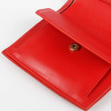 耀眼紅簡約短夾，進口PU仿皮紋 特色﹘烙印LOGO、可容納 2-4 張卡、壓扣零錢袋、穿入式舌帶。