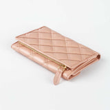  粉嫩格菱紋短夾，進口PU仿皮紋、金屬LOGO、烙印LOGO 上金、多功能內袋、拉鍊零錢袋、壓扣、開窗名片袋。